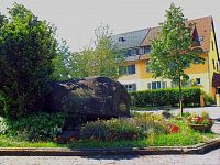 Konstanz, Husův kámen, údajné místo upálení, Z druhé strany je vytesáno jméno Jeronýma Pražského, jterého zde o rok později potkal stejný osud