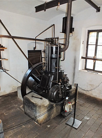 V případě nedostatku vody mohl mlýn pohánět stacionální motor firmy Laurin a Klement