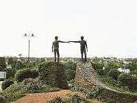 Derry - Londonderry, sousoší  Hands across the Divide, symbolika pobídky ke smíření znesvářených stran