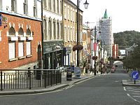 Shipquay Street, v pozadí Guildhall