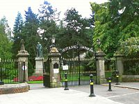 Belfast, botanická zahrada, socha fyzika Kelvina