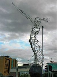 Belfast, socha Ring of Thanksgiving u Queen´s Bridge přes řeku Lagan