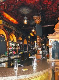 Belfast, The Crown Bar, nejslavnější hospoda v Belfastu.