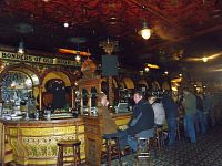 Belfast, The Crown Bar, nejslavnější hospoda v Belfastu.