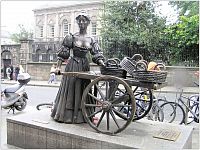 Dublin, Grafton Street, socha Molly Malone známé ze stejnojmenné písničky (též pod názvem Cockles and Mussels). Škoda, že u nás nikoho nenapadlo postavit sochu Andulce Šafářovic   :-)