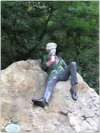Dublin, Merrion Park, Oscar Wilde, socha složená z různobarevných hornin