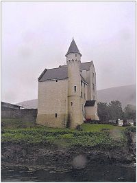 Cahirsiveen, The Old Barracks. Údajně mělo dojít k záměně plánů. Zdejší budova měla stát v Indii a naopak. Teď je v budově místní muzeum a expozice prvního podmořského kabelu, který byl v r. 1858 položen odtud do Kanady.