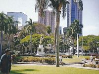 Honolulu, King Street, socha krále Kamehameha před radnicí