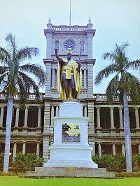 Honolulu, socha krále Kamehameha před radnicí