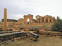 Sbeïtla - Sufetula, Antoninův oblouk, kapitol s chrámy Jupitera, Junony a Minervy