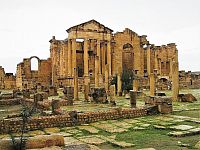 Sbeïtla - Sufetula, kapitol s chrámy Jupitera, Junony a Minervy
