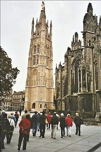 Bordeaux, věž Tour Pey Barland, se zlatou sochou Panny Marie Akvitánské na špici