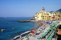 Camogli, městská pláž a Basilica di Santa Maria Assuntana, za kostelem je Castello della Dragonara