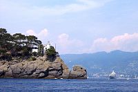 maják na Punta del Capo,. Portofino bývá zastávkou i velkých výletních lodí
