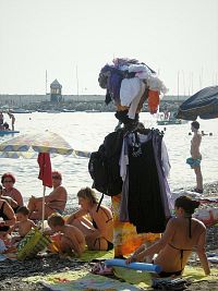 Lavagna, neneobvyklý jev na italské pláži - prodejce plážového oblečení