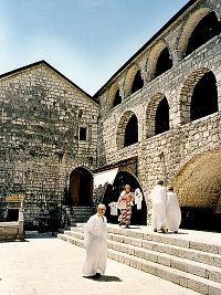 Cetinje, pravoslavný klášter, ty kutny na sebe musíte obléct v případě, že nejste oblečeni jak je požadováno