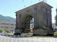 Aosta, vítězný oblouk Arco di Augusto, r. 35 BC