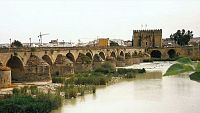 Córdoba, řeka Guadalquivir, Puente viejo (římský most), na konci Torre de la Callahorra