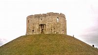 York, kamenný normanský hrad, Clifford's Tower stojí od poloviny 13. stol. na místě dřívějšího dřevěného hradu postaveného v polovině 11. stol. Vilémem Dobyvatelm