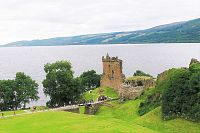 Loch Ness, hrad Urquhart (13. stol.)