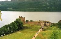 Loch Ness, hrad Urquhart (13. stol.)