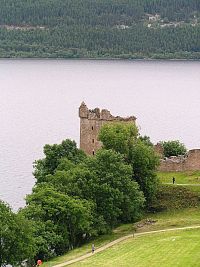 Loch Ness, hrad Urquhart (13. stol.)