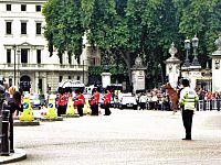 London, výměna stráží před Buckingham Palace
