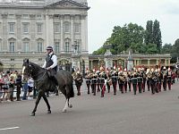 London, výměna stráží před Buckingham Palace