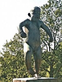 Oslo, Frognerparken / Vigelandsanlegget - socha podél můstku -  rozlobený chlapec
