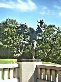 Oslo, Frognerparken / Vigelandsanlegget - socha podél můstku