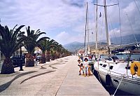 Argostoli, hlavní město ostrova, promanáda v přístavu