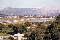 Kerkyra, letiště Ioannis Kapodistrias, v pozadí pohoří Pantokratos, 915 m