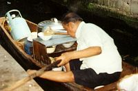 Thonburi,  na kanálu.klong, plovoucí kuchař