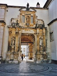 Coimbra, vstupní brána na nádvoří univerzity - Porta Férrea