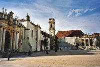 Coimbra, univerzitní nádvoří, Biblioteca Joanina zcela vlevo