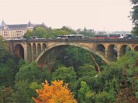 Luxembourg, most Pont Adolphe nad údolím říčky Pétrusse