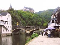 Vianden, most s Janem Nepomuckým přes řeku Our, hrad
