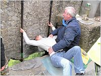 Blarney Castle, líbání "Kamene výmluvnosti"