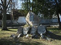 pomník Dvořákovu dílu umístěný u silnice směřující na Narysov