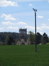těžní věž z pohledu od okraje lesoparku Litavka