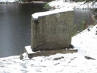 kámen s nápisem "Rusalčino jezírko"