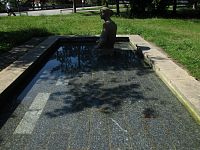 Třeboň: socha Koupel před zastávkou Třeboň-lázně