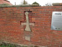 Březnice: kamenný kříž v ohradní zdi pivovaru