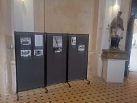 výstavní panely s fotografiemi a socha sv. Jana z Nepomuku