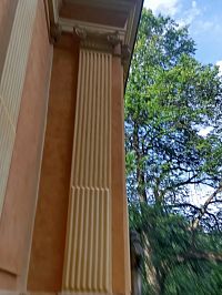 detail ionských pilastrů