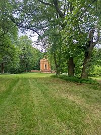 Loreta - pohled na kapli ze sedmiřadé aleje