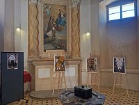 Anglická gotika v perspektivě - i s oltářním obrazem v Mníšecké kapli
