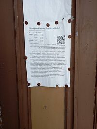 leták na vratech kostela