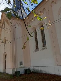 za kostelem
