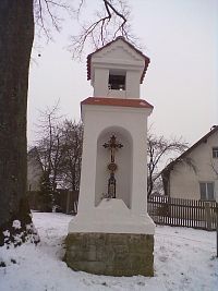 Radňov - výklenková kaplička se zvoničkou a kovaným křížem